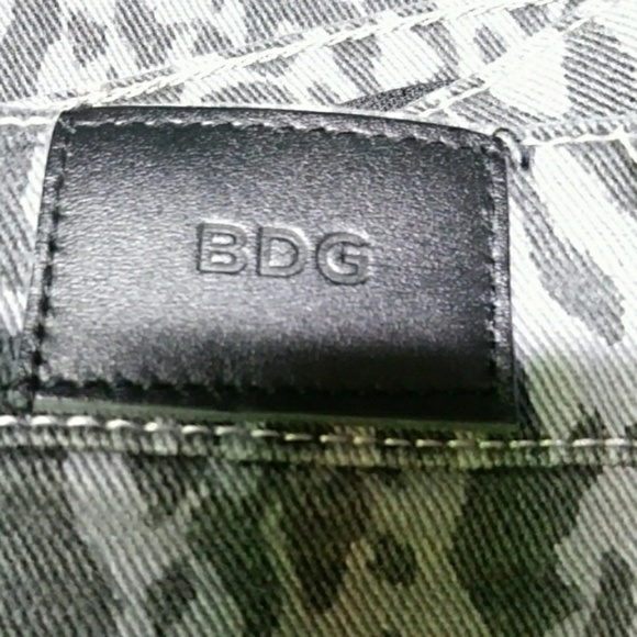 UO BDG leopard high rise cigarette ankle jeans 25 - Picture 4 of 6